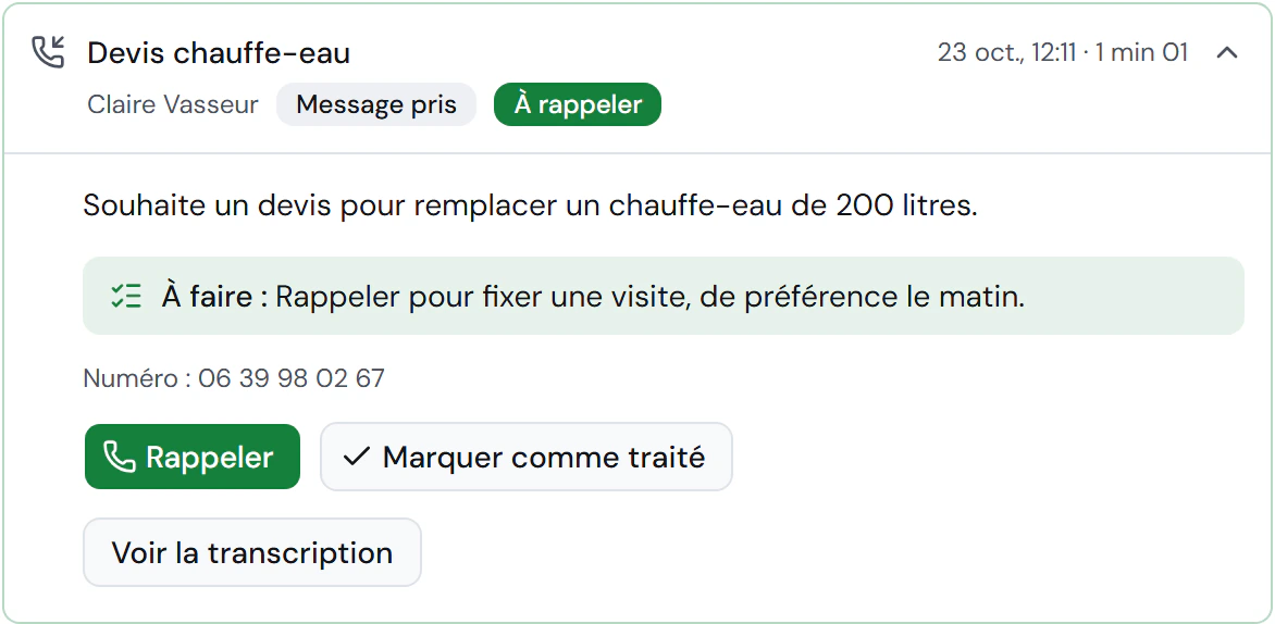 Un appel ouvert dans le tableau de bord : motif « Devis chauffe-eau », nom de l'appelante, résumé de la demande, rappel à faire et boutons Rappeler et Marquer comme traité.