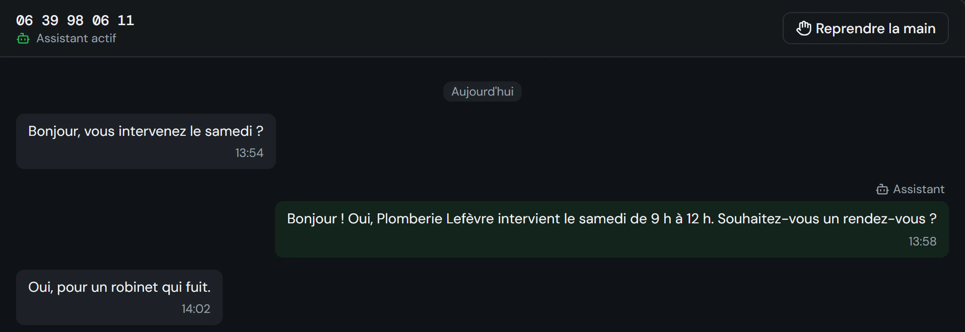 Début d'une conversation WhatsApp : un client demande si l'entreprise intervient le samedi et l'assistant lui répond avec les horaires.
