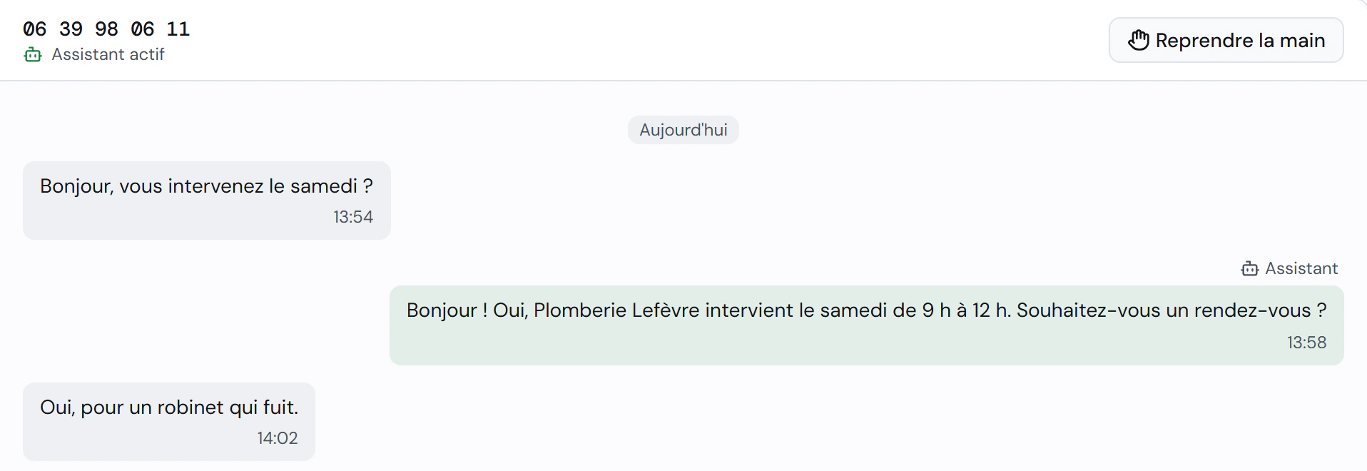 Début d'une conversation WhatsApp : un client demande si l'entreprise intervient le samedi et l'assistant lui répond avec les horaires.